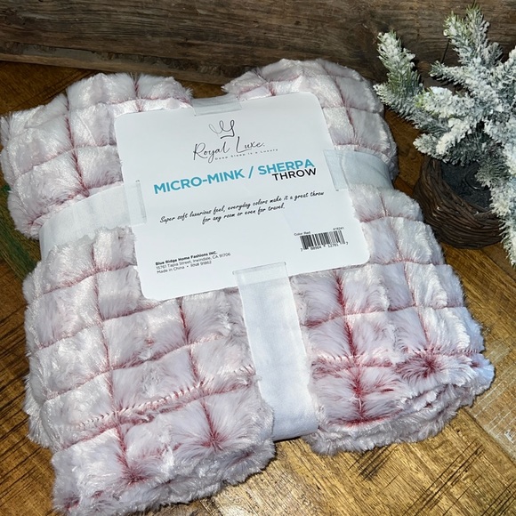 Micro-mink Sherpa throw blanket. Red/pink and cream. NWT. - Picture 3 of 4